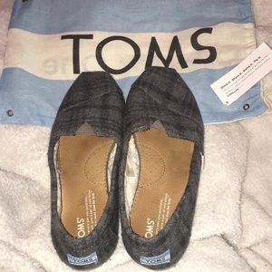 Grey Plaid fuzzy TOMS 🖤